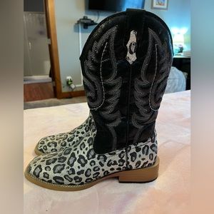 Roper women’s western boot, black and silver leopard, size 8 1/2!